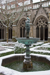 844963 Afbeelding van de fontein met het beeldje van de lezende kanunnik Hugo Wstinc in de besneeuwde pandhof van de ...
